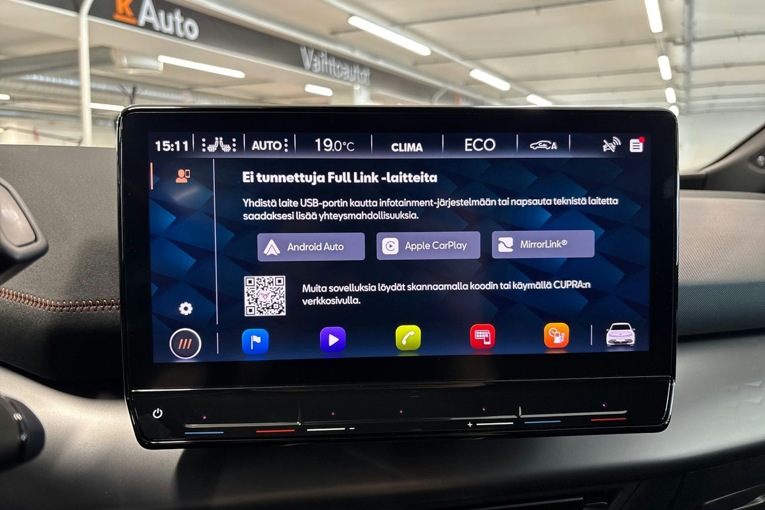 valkoinen CUPRA Born 2022 kuva 15.