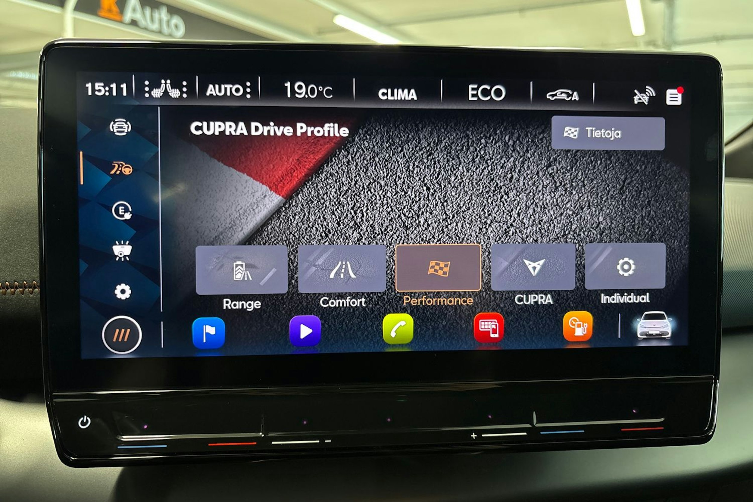 valkoinen CUPRA Born 2022 kuva 16.
