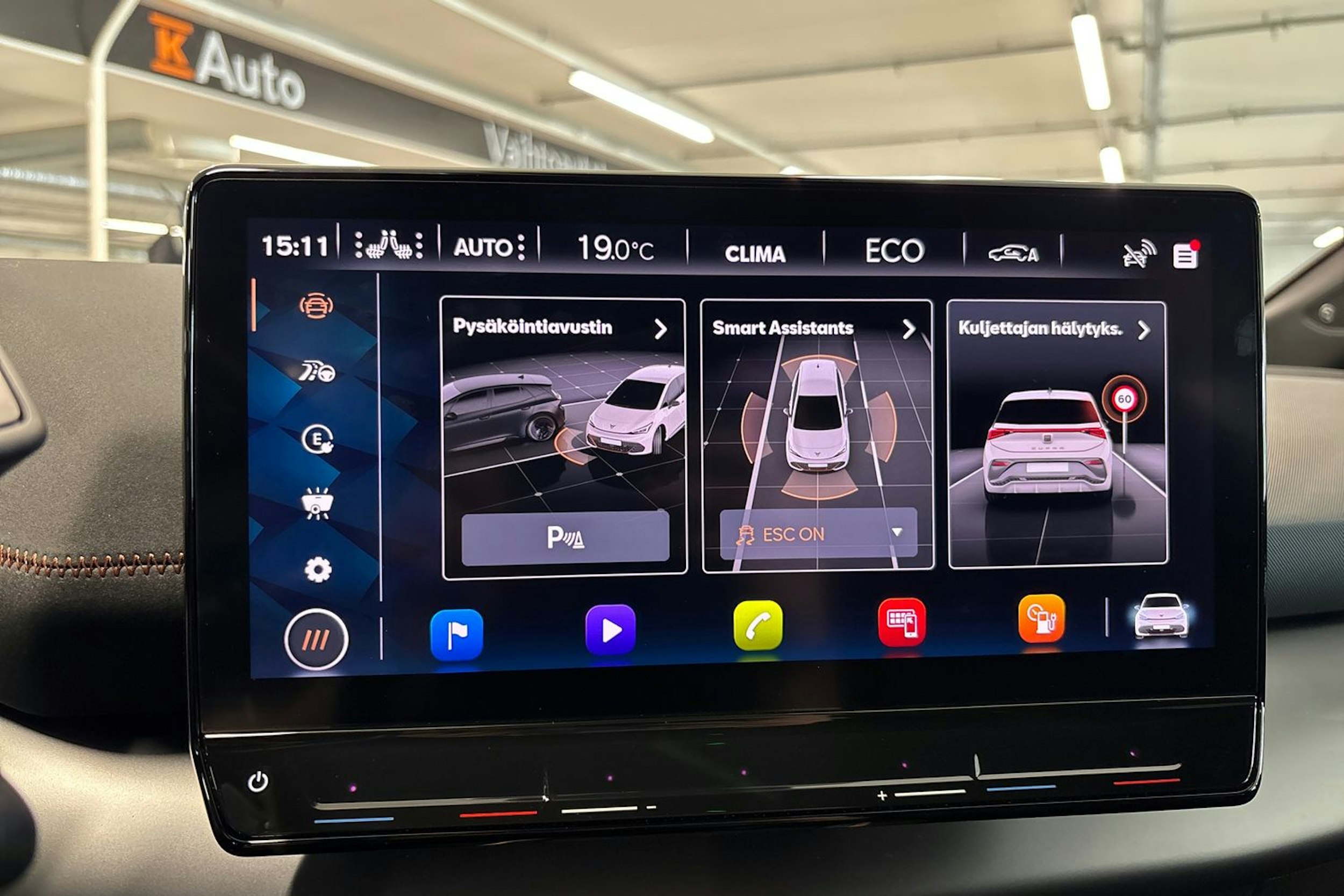 valkoinen CUPRA Born 2022 kuva 17.