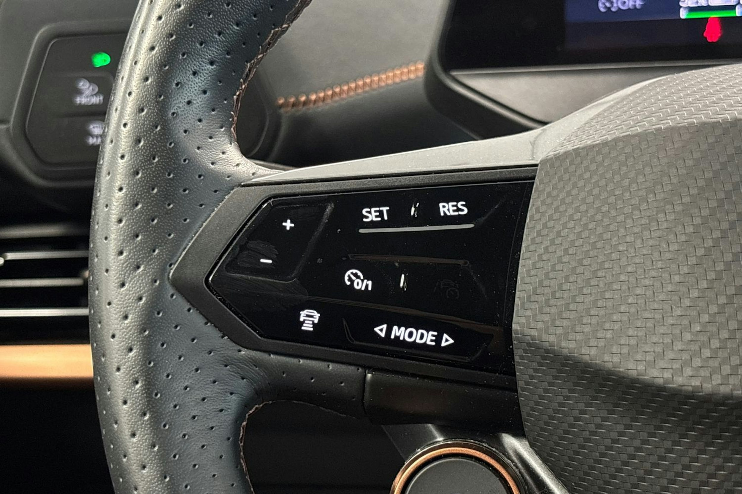 valkoinen CUPRA Born 2022 kuva 19.