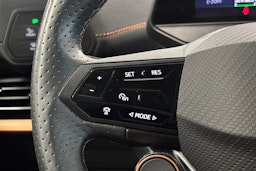 valkoinen CUPRA Born 2022 kuva 19.