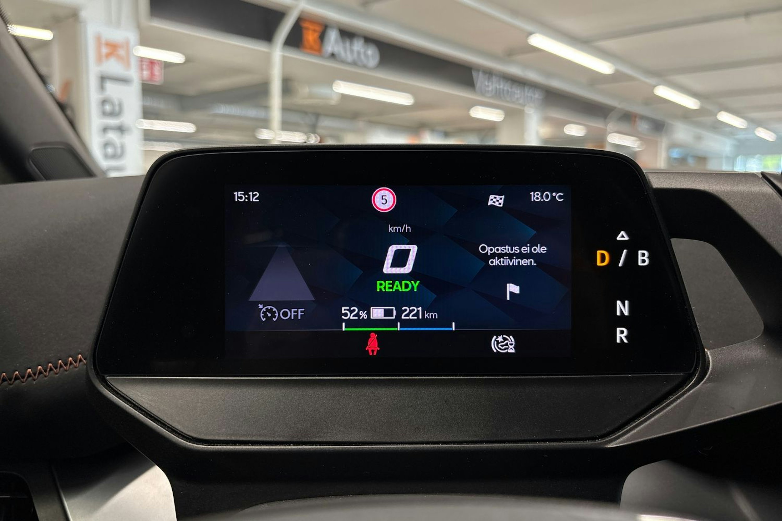 valkoinen CUPRA Born 2022 kuva 20.