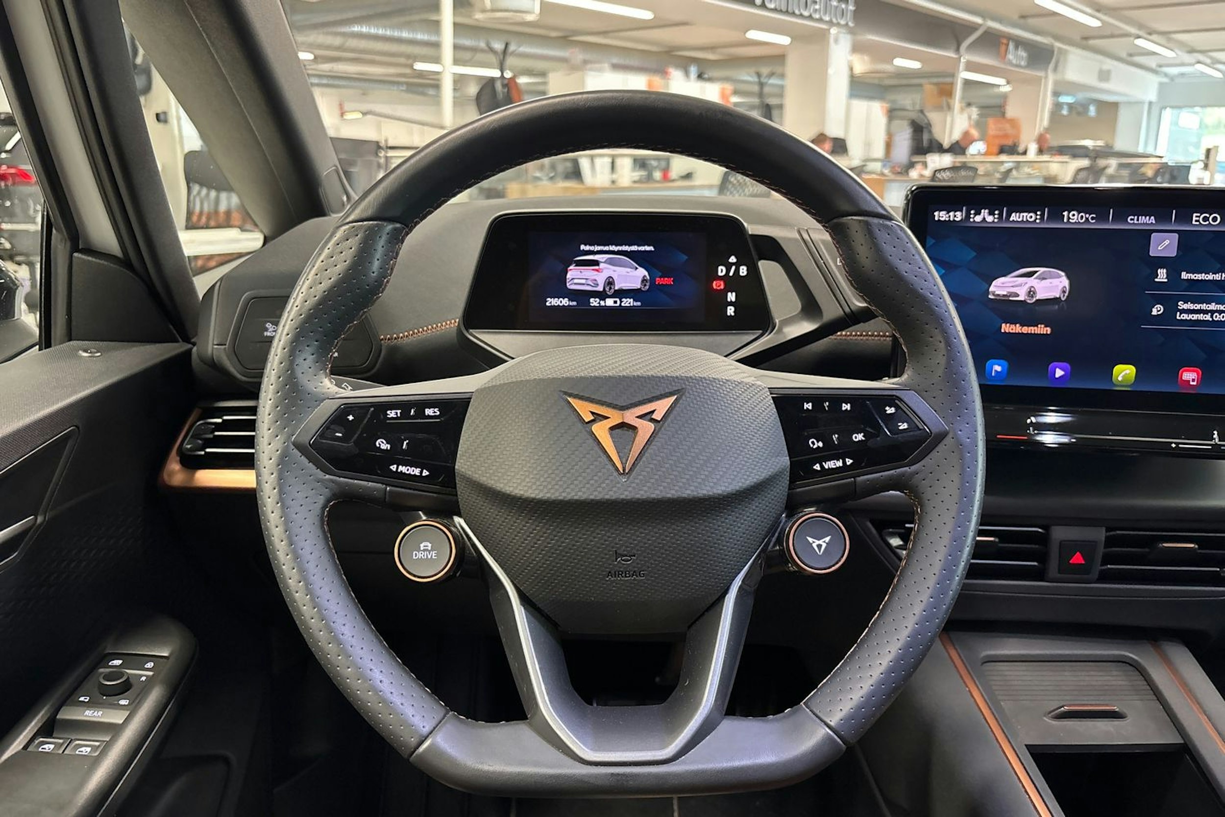 valkoinen CUPRA Born 2022 kuva 21.