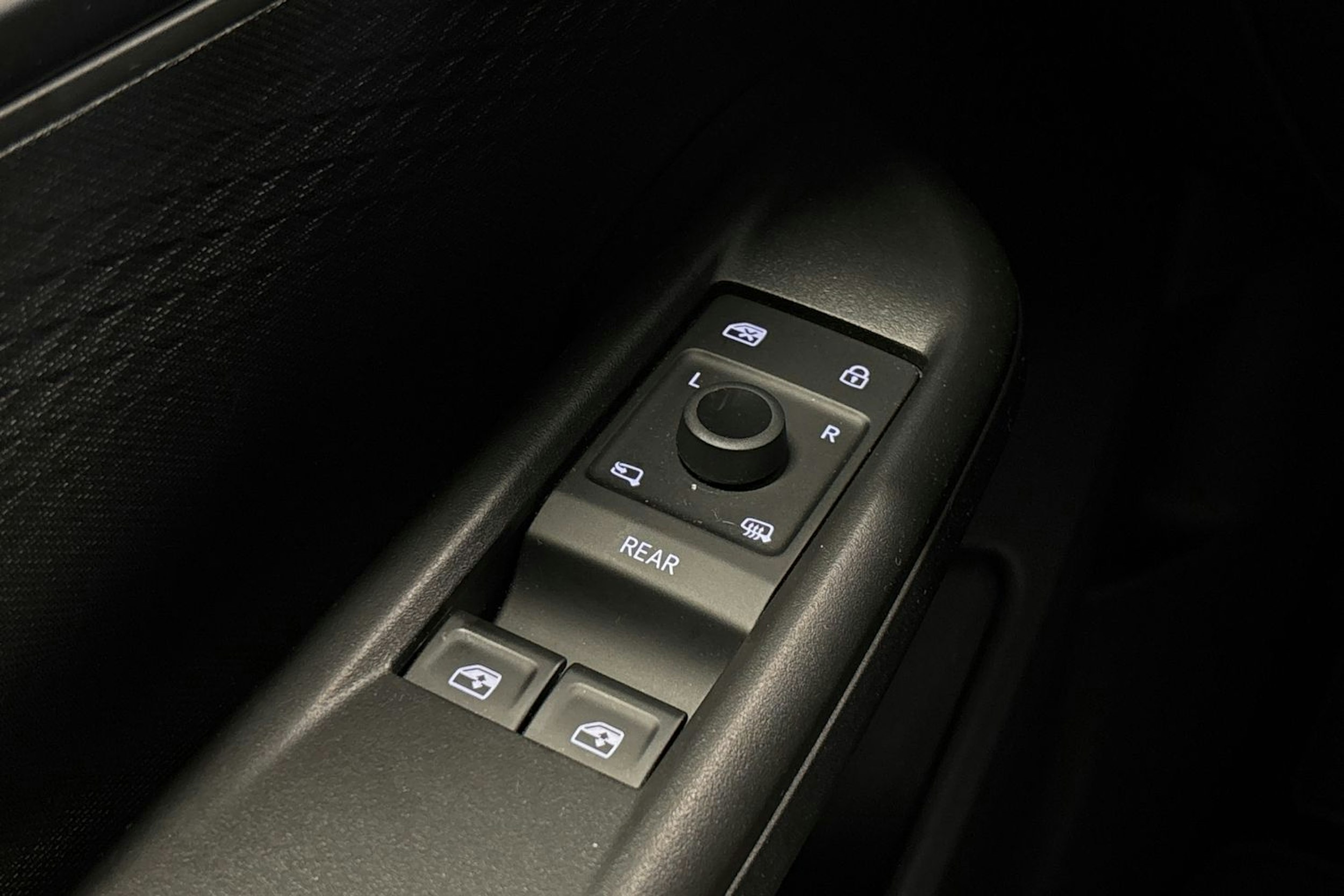 valkoinen CUPRA Born 2022 kuva 23.