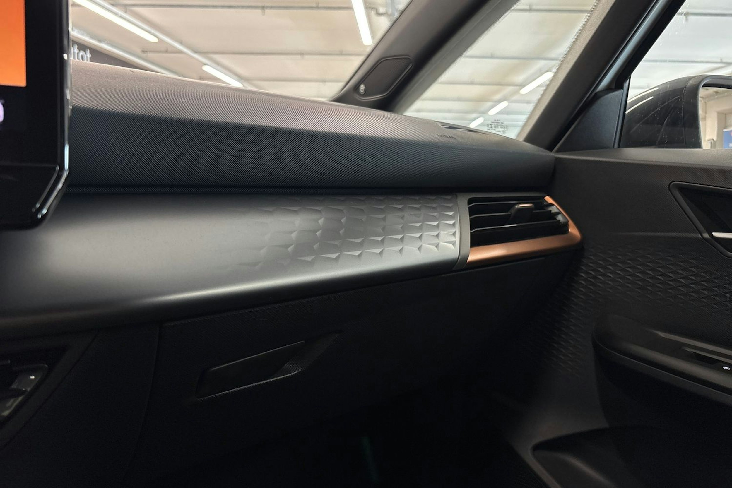 valkoinen CUPRA Born 2022 kuva 24.