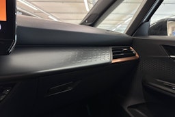valkoinen CUPRA Born 2022 kuva 24.