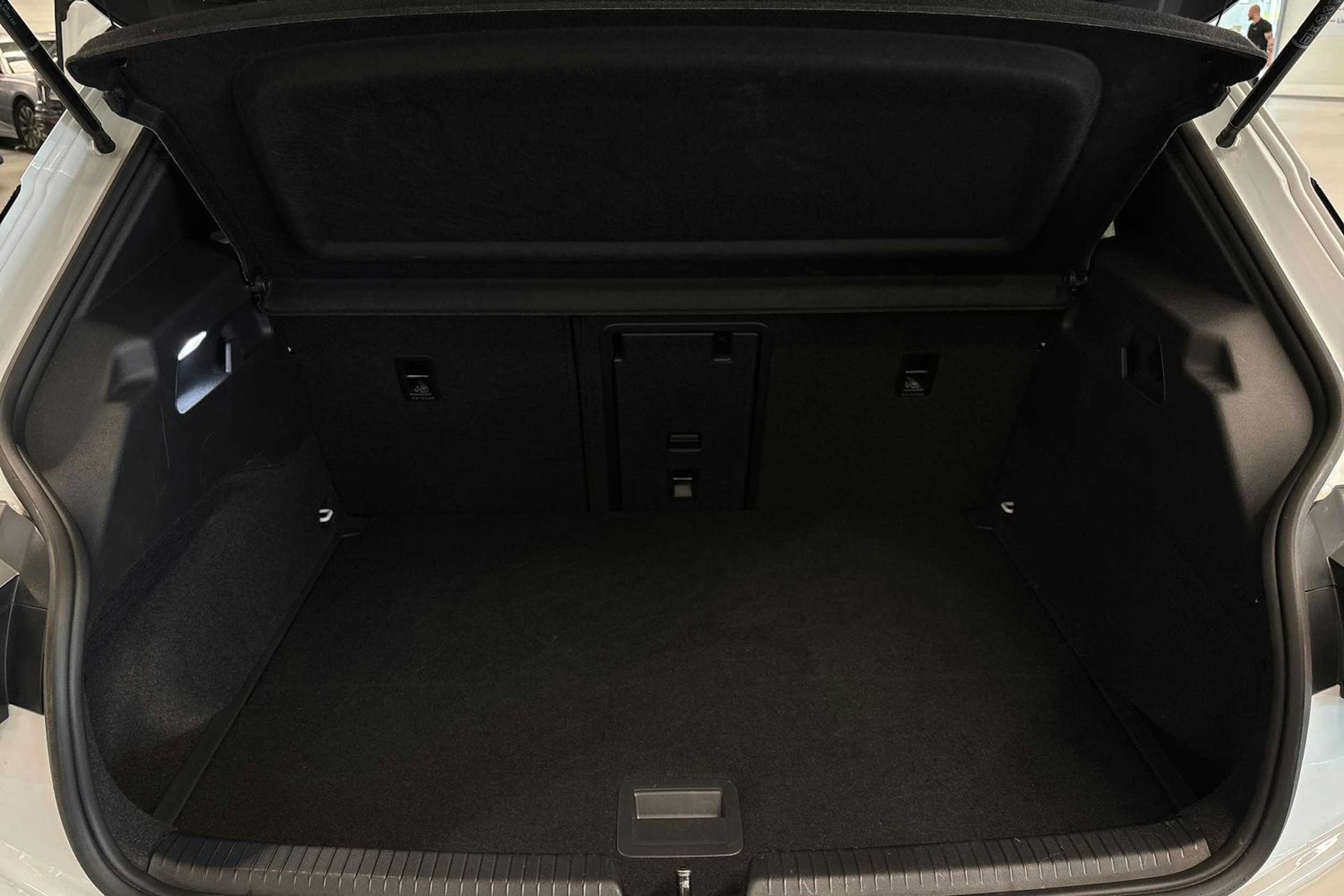 valkoinen CUPRA Born 2022 kuva 27.