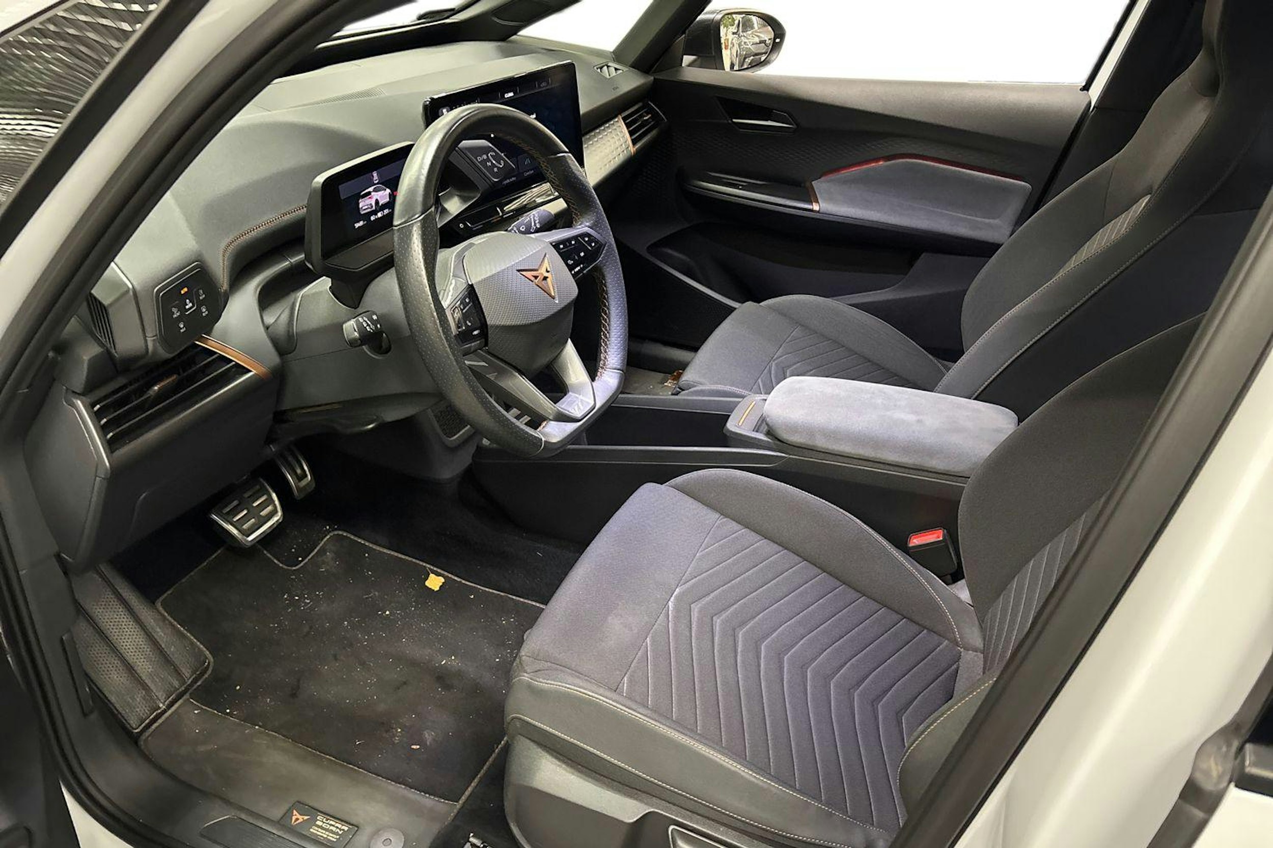 valkoinen CUPRA Born 2022 kuva 3.