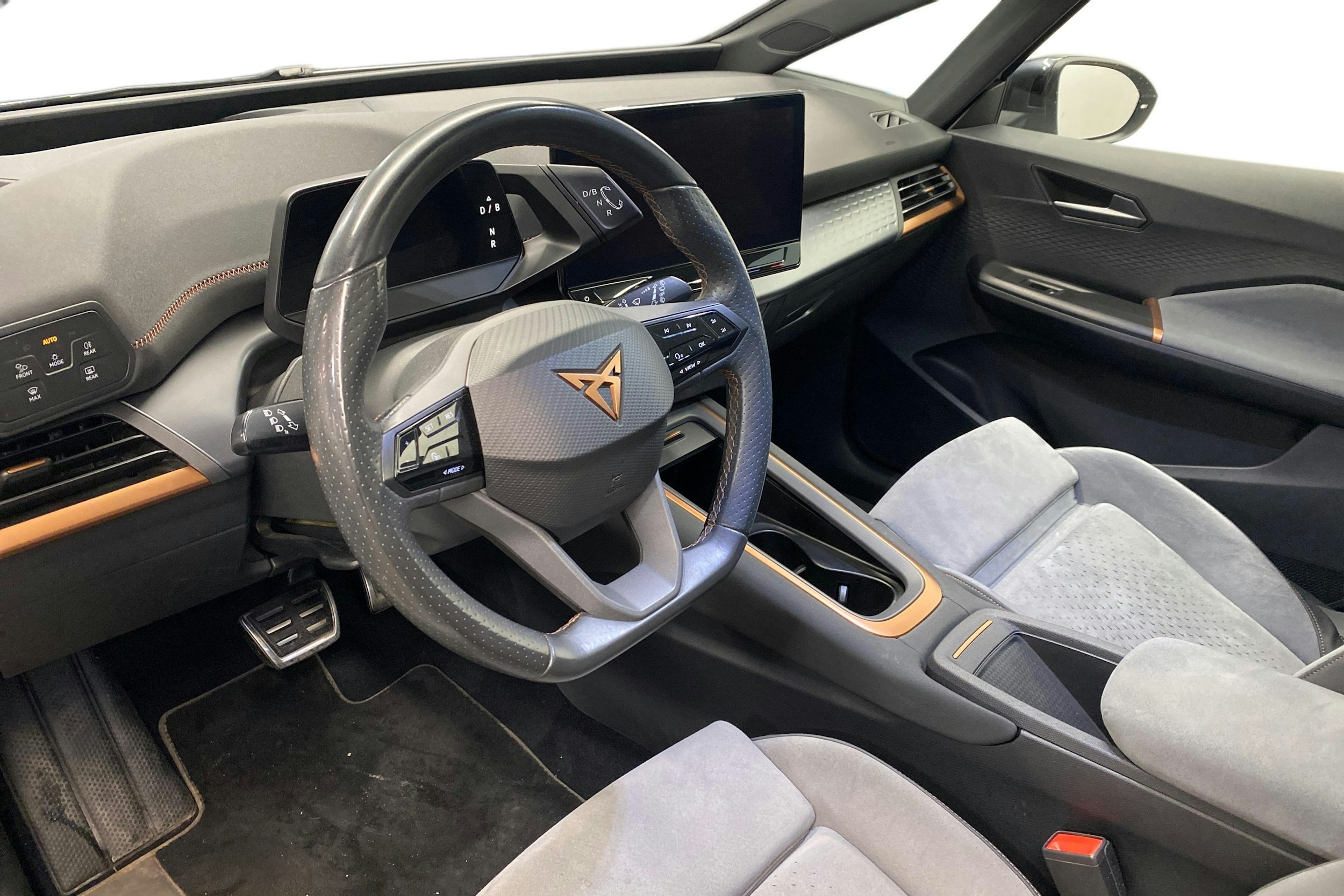 valkoinen CUPRA Born 2022 kuva 7.