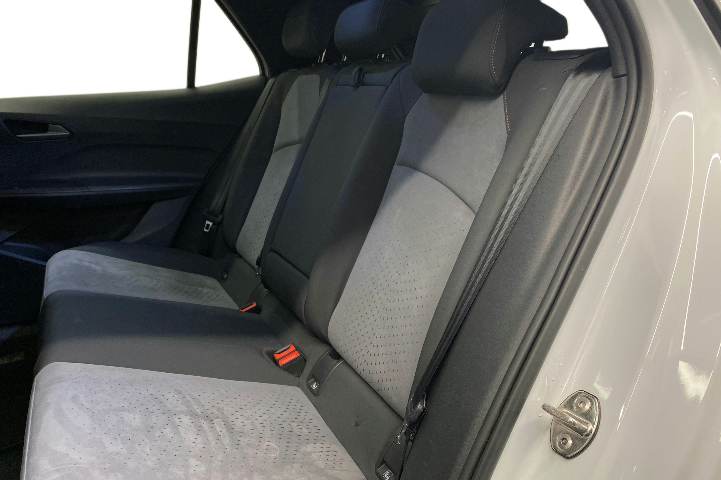 valkoinen CUPRA Born 2022 kuva 10.