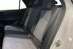 valkoinen CUPRA Born 2022 kuva 10.