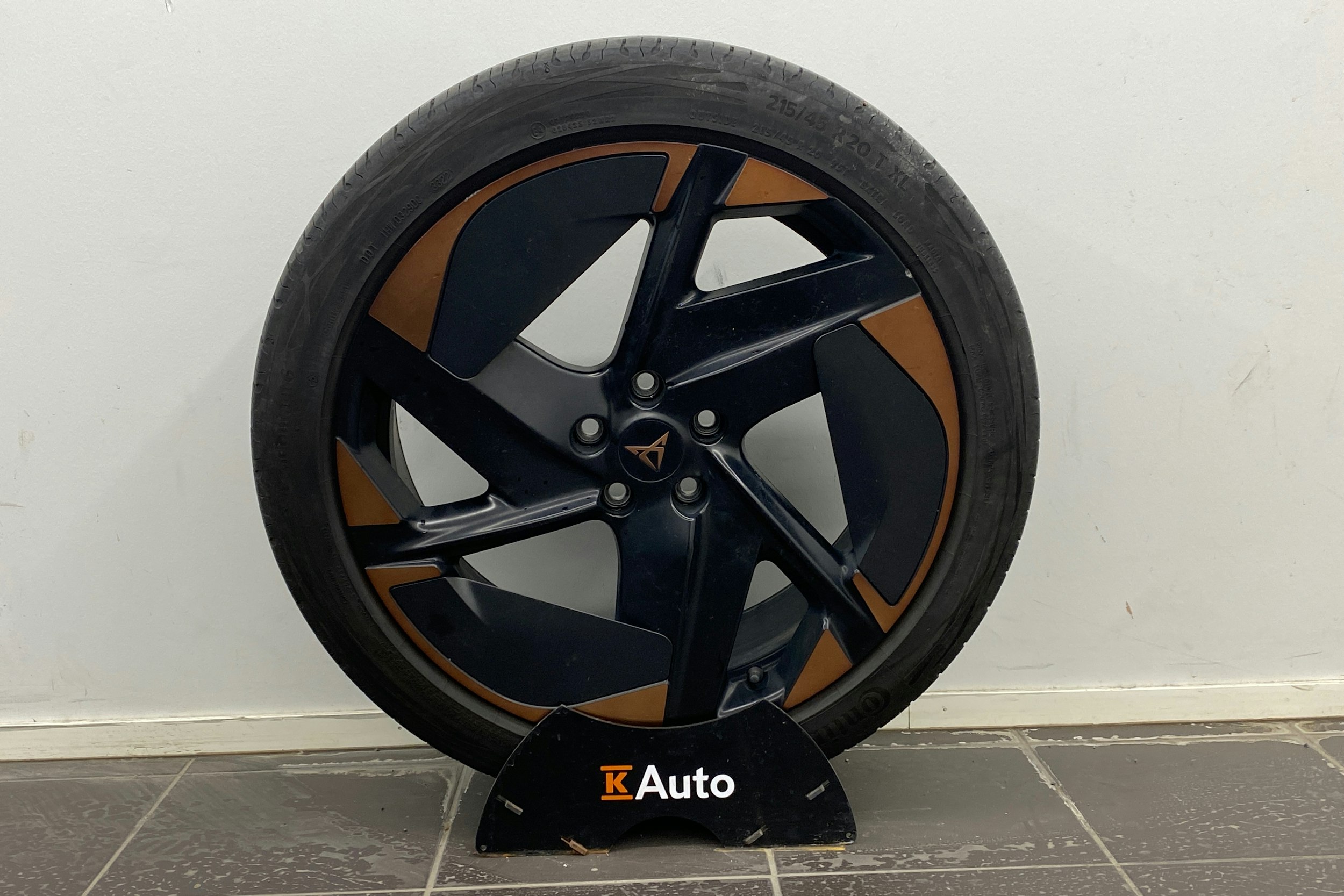 valkoinen CUPRA Born 2022 kuva 13.