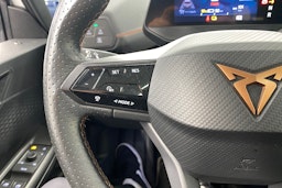 valkoinen CUPRA Born 2022 kuva 14.