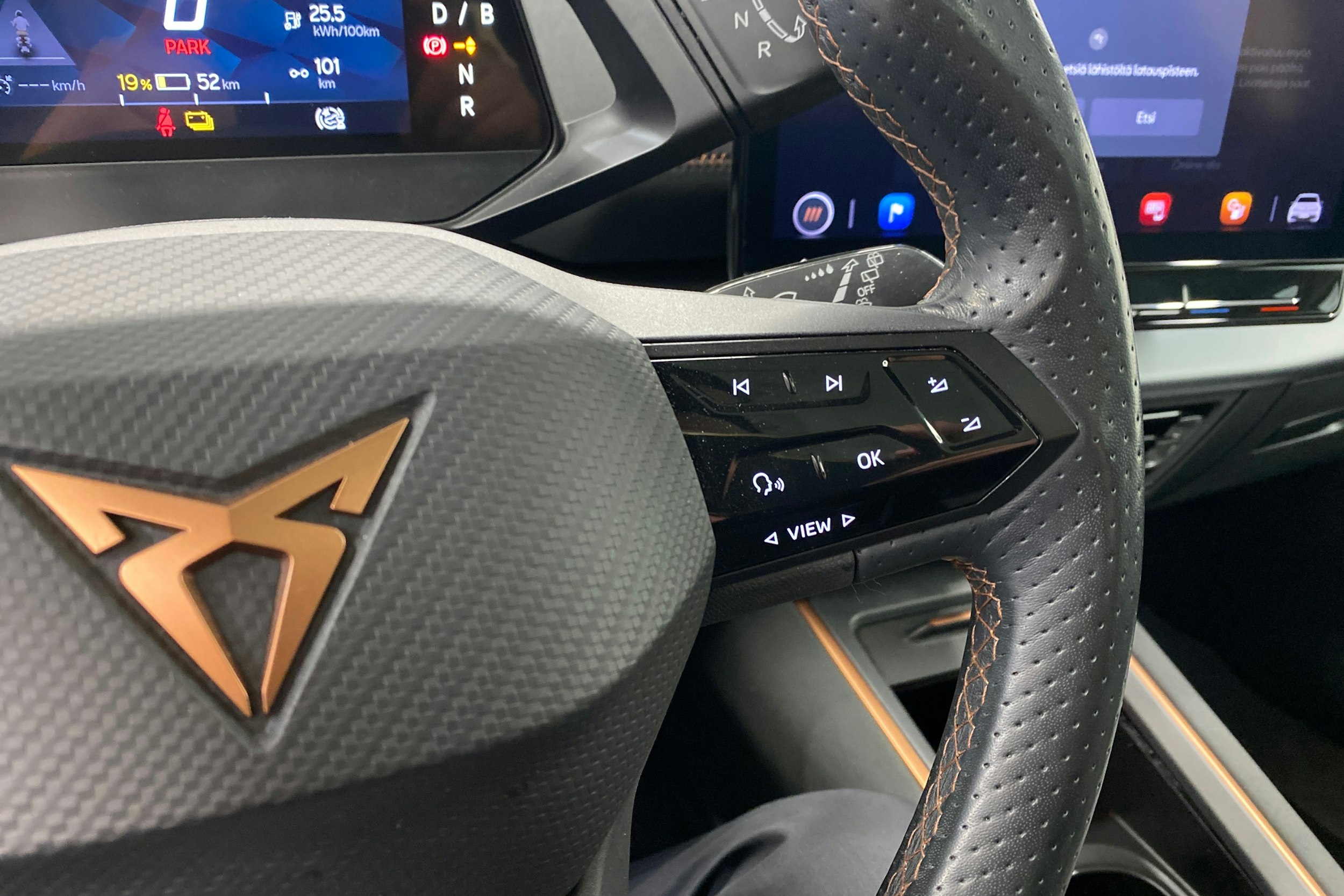 valkoinen CUPRA Born 2022 kuva 15.