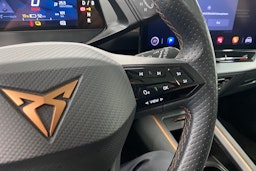 valkoinen CUPRA Born 2022 kuva 15.