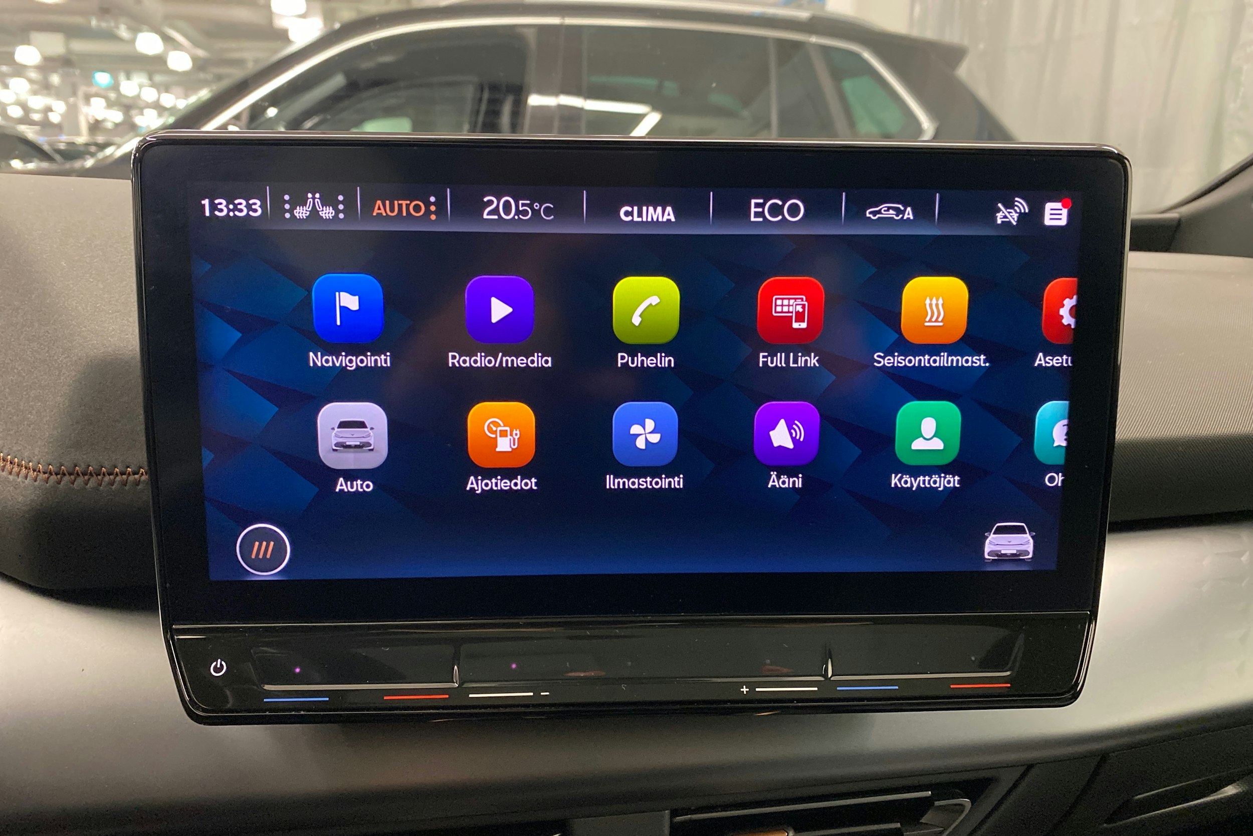 valkoinen CUPRA Born 2022 kuva 16.