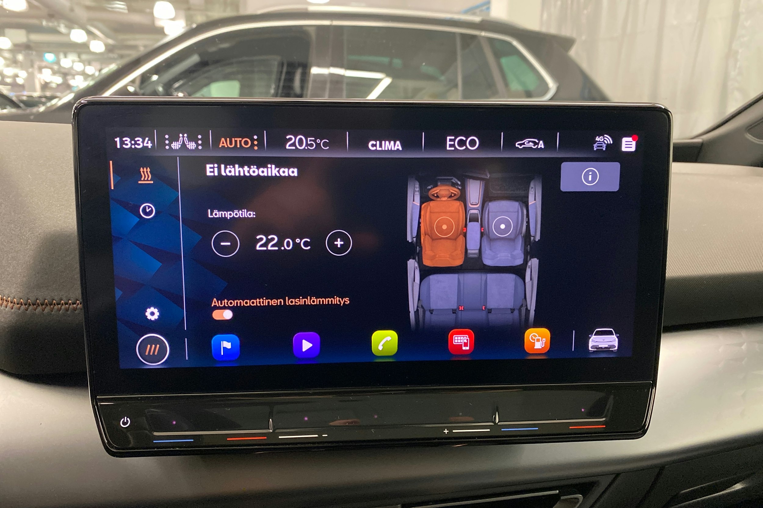 valkoinen CUPRA Born 2022 kuva 17.