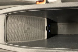 valkoinen CUPRA Born 2022 kuva 18.