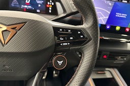 punainen CUPRA Born 2022 kuva 15.