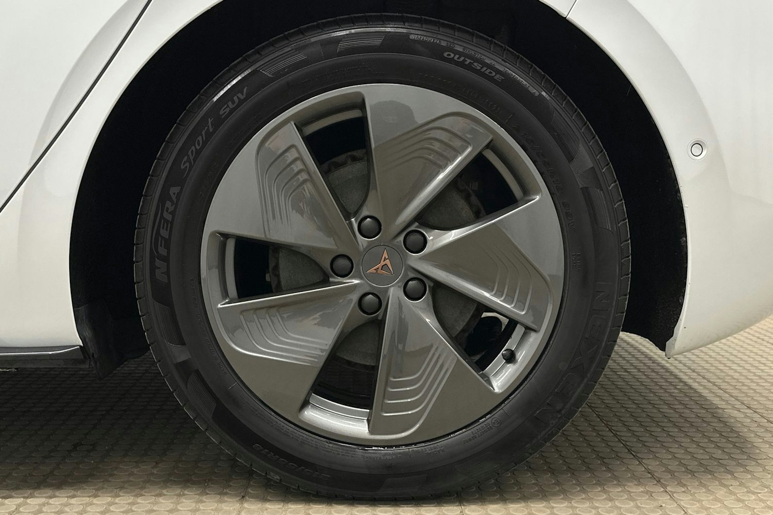 valkoinen CUPRA Born 2022 kuva 13.