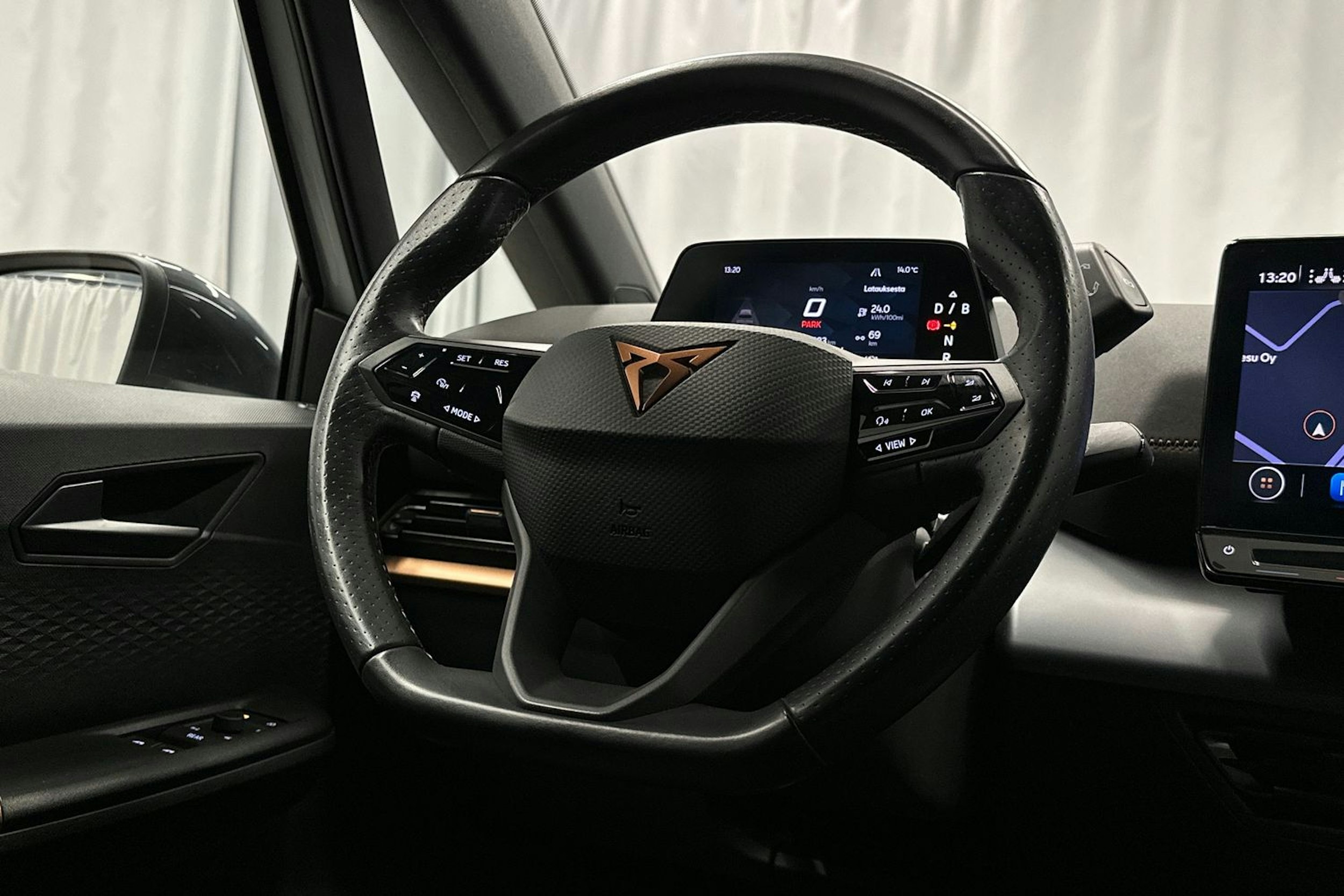 valkoinen CUPRA Born 2022 kuva 15.