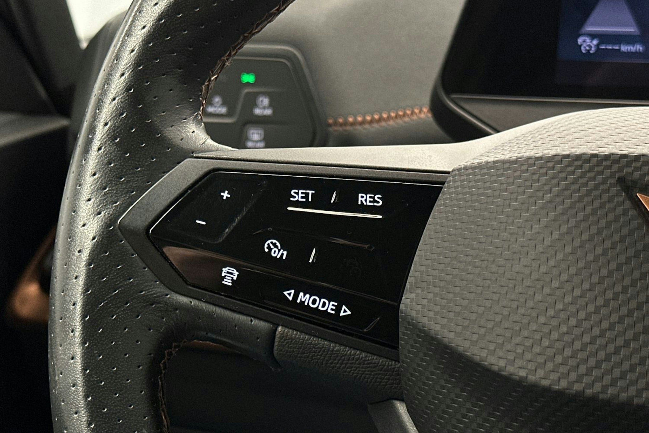valkoinen CUPRA Born 2022 kuva 17.