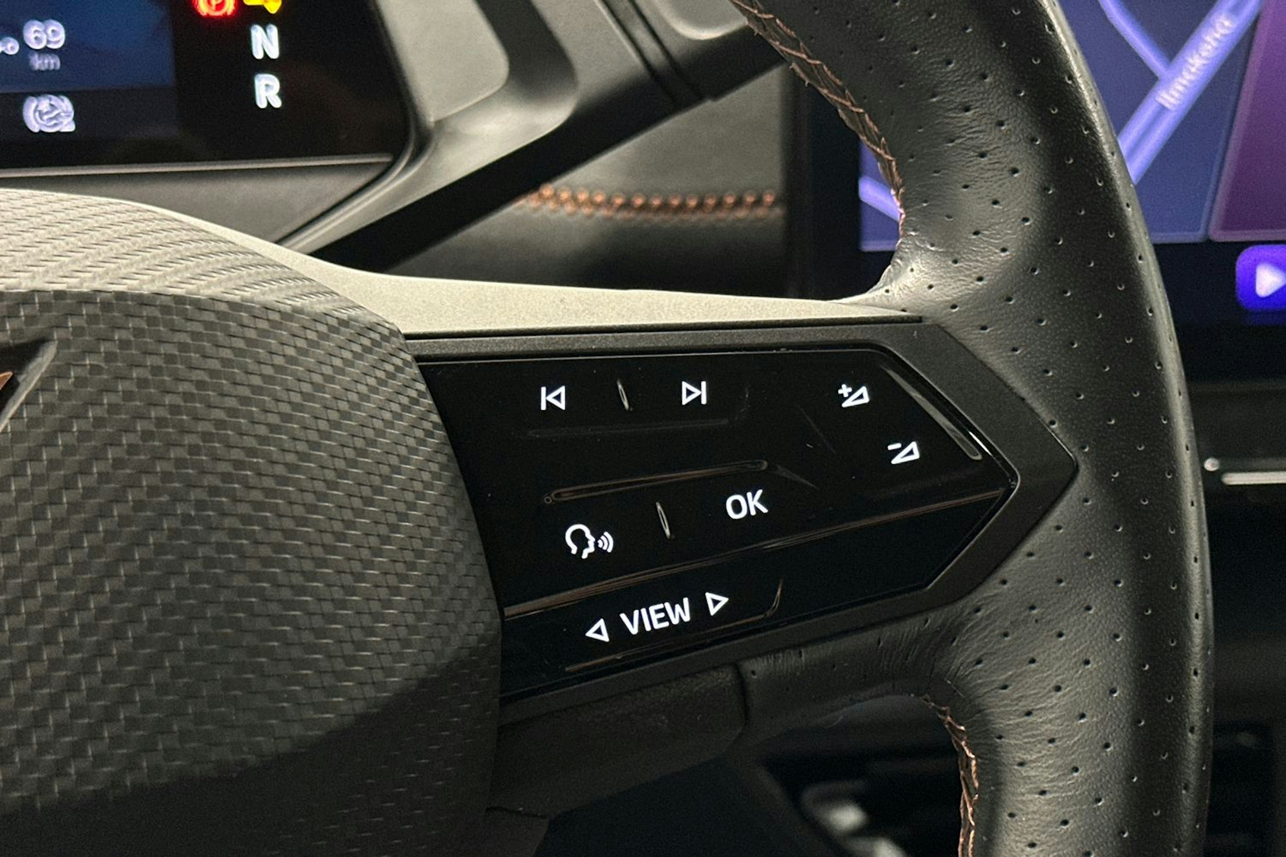 valkoinen CUPRA Born 2022 kuva 18.