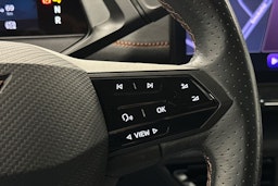 valkoinen CUPRA Born 2022 kuva 18.