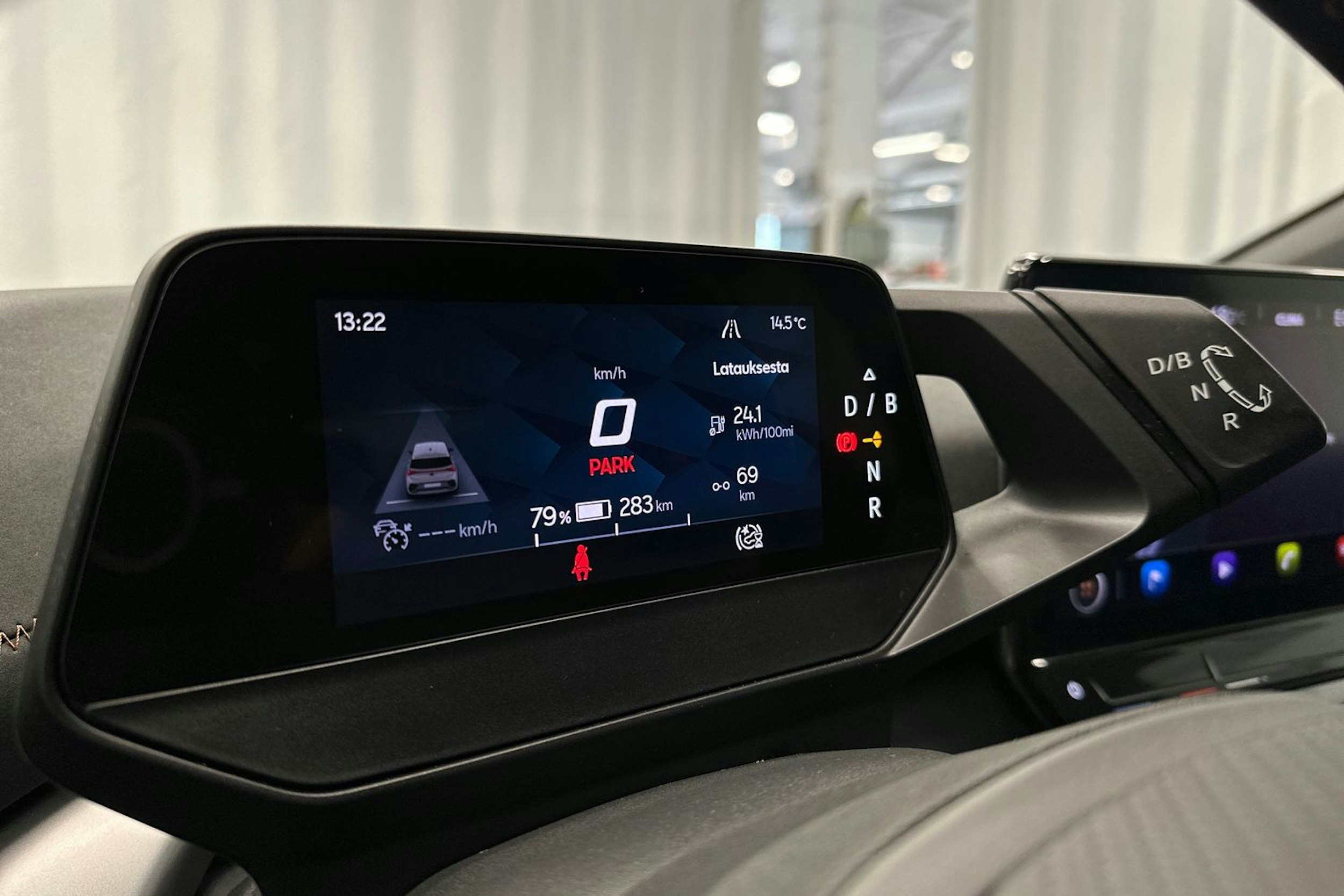 valkoinen CUPRA Born 2022 kuva 19.