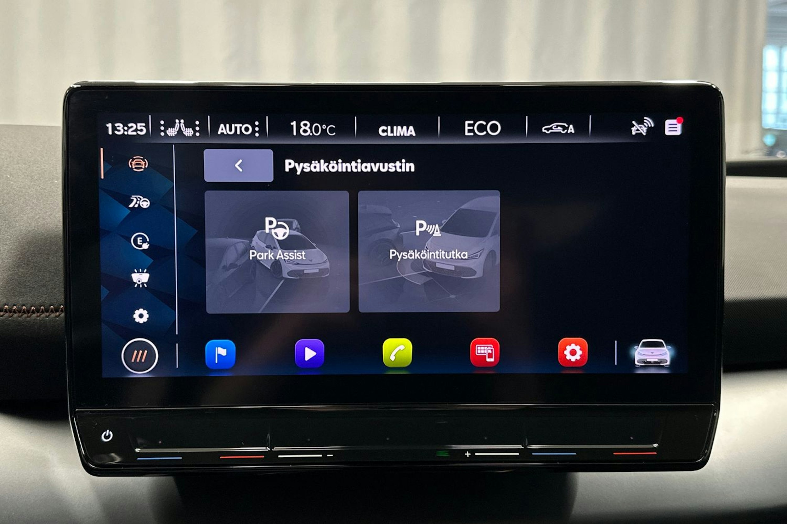 valkoinen CUPRA Born 2022 kuva 24.
