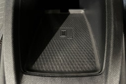 valkoinen CUPRA Born 2022 kuva 30.