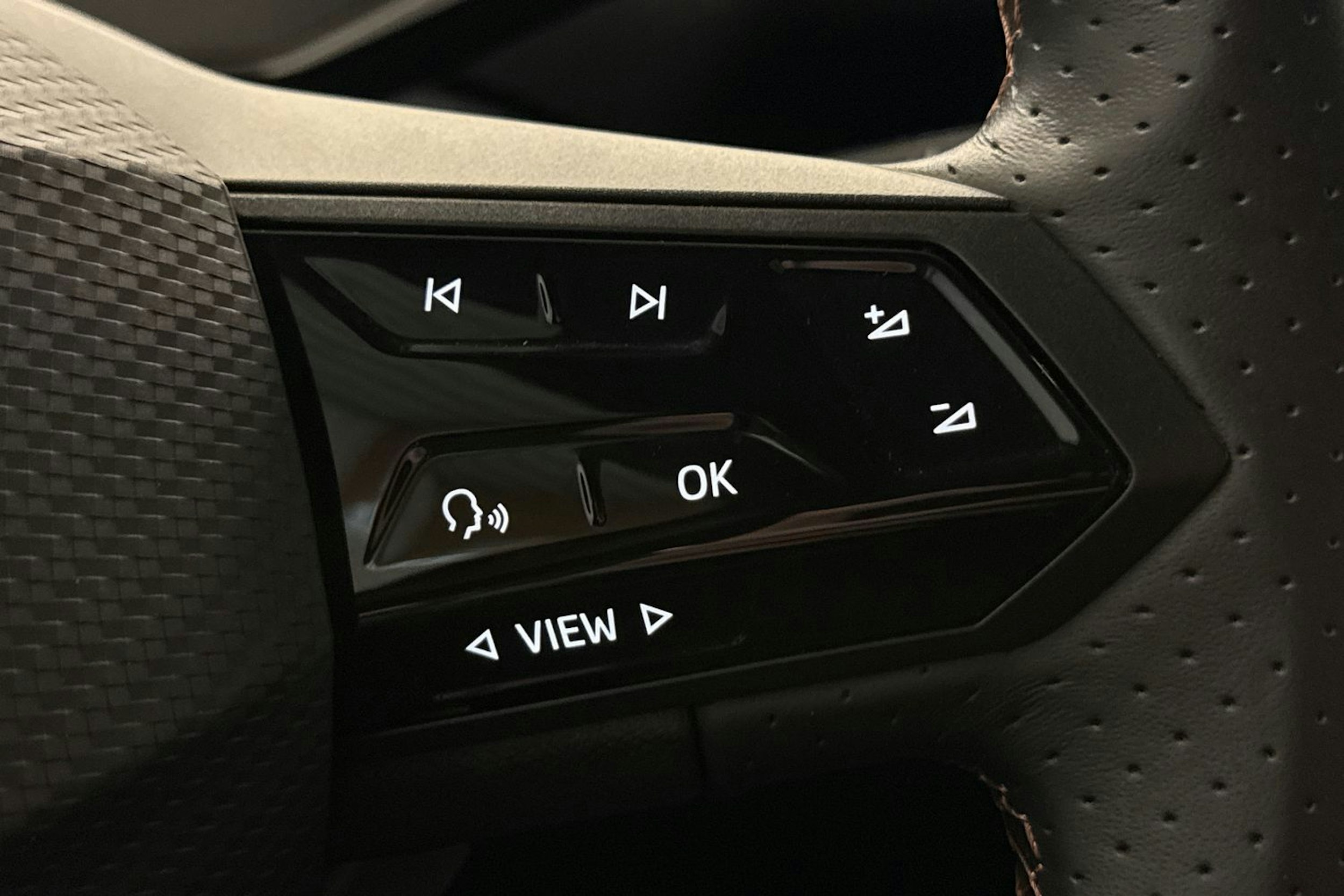 punainen CUPRA Born 2022 kuva 11.