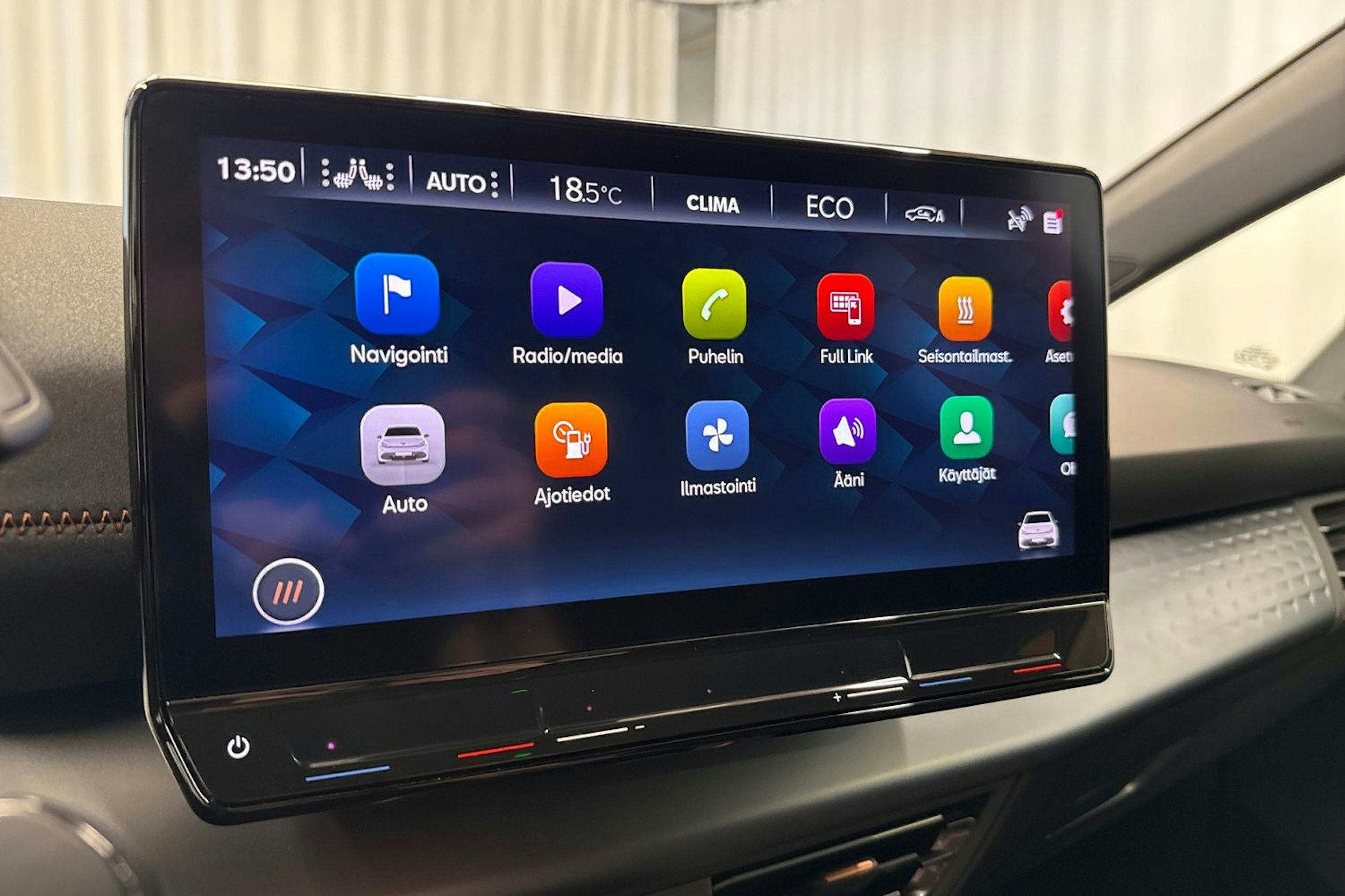punainen CUPRA Born 2022 kuva 16.