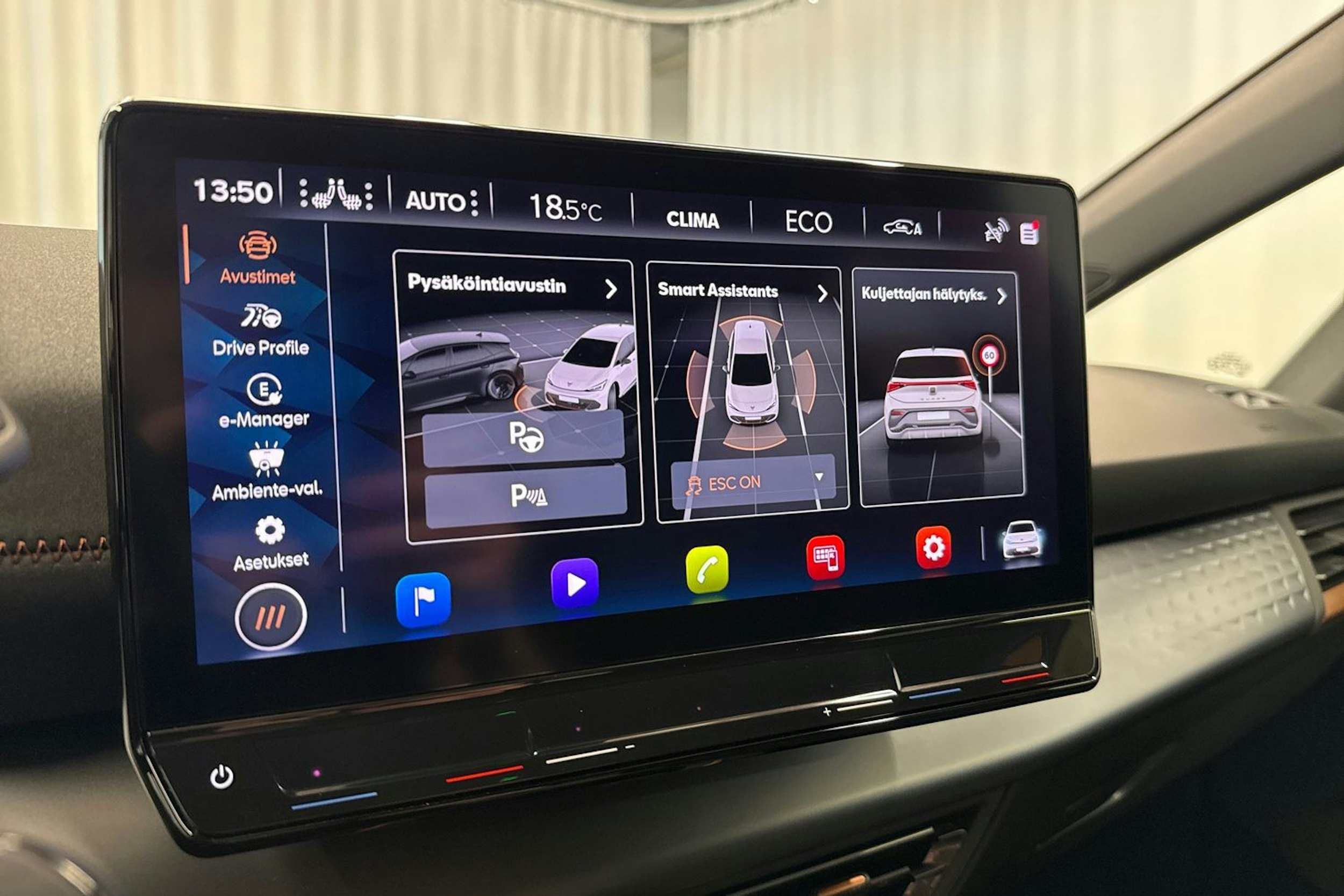punainen CUPRA Born 2022 kuva 18.