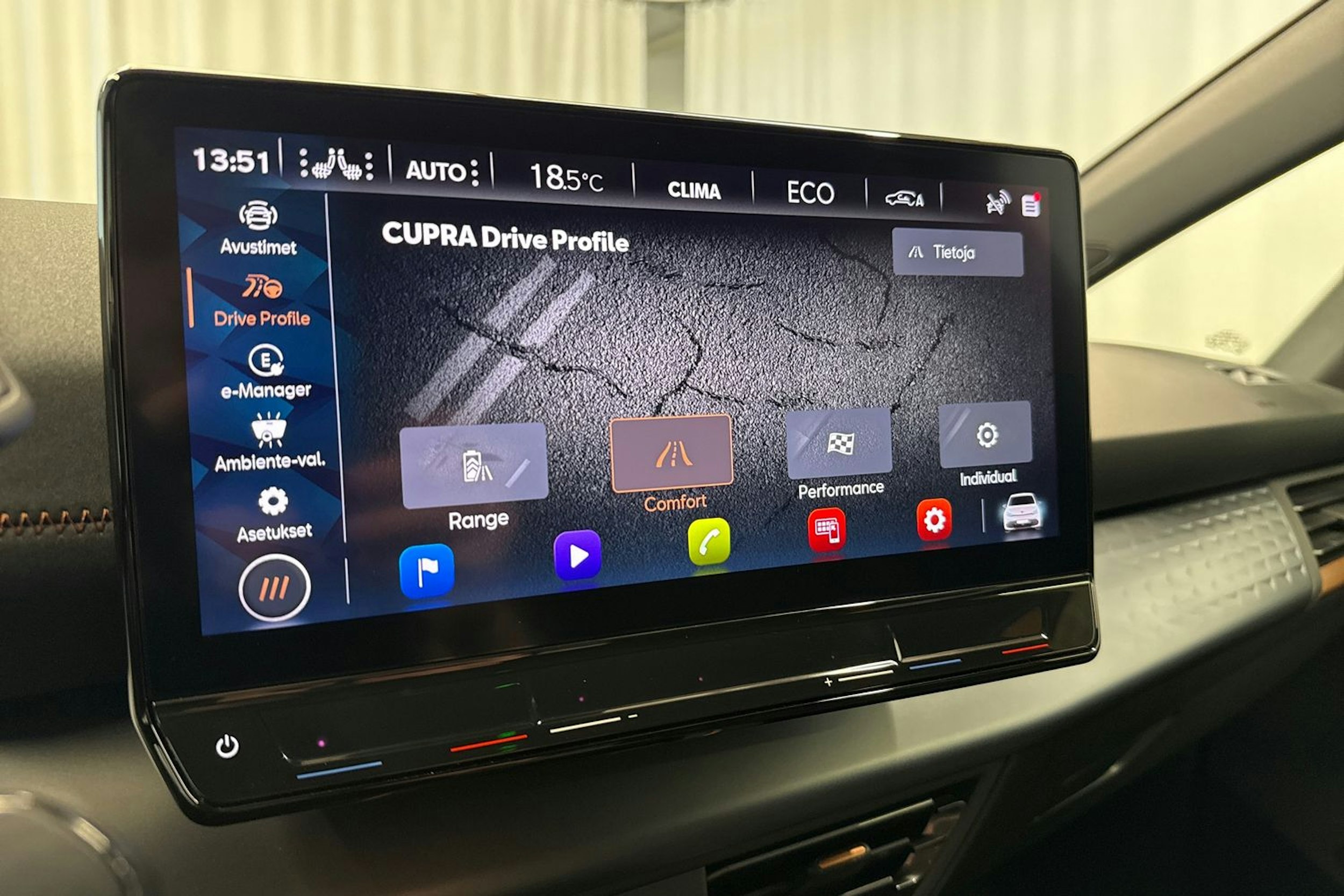 punainen CUPRA Born 2022 kuva 19.
