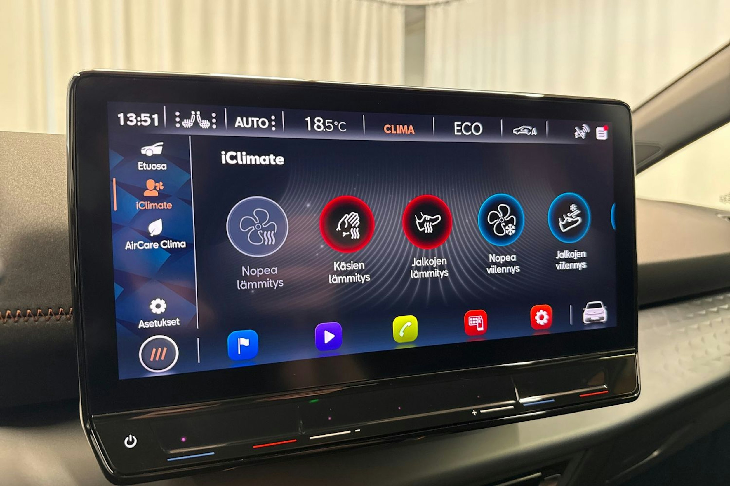 punainen CUPRA Born 2022 kuva 22.