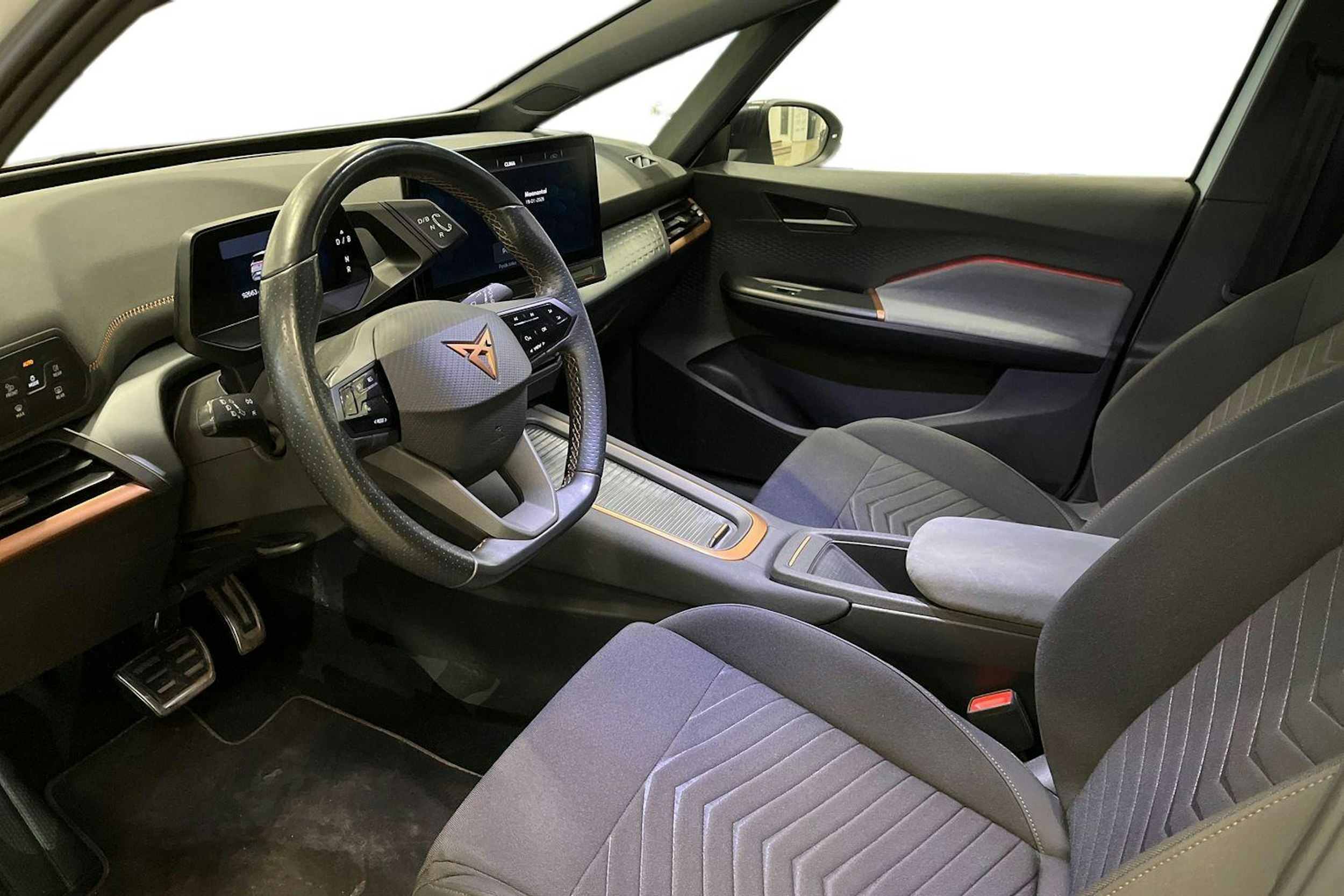 valkoinen CUPRA Born 2022 kuva 7.