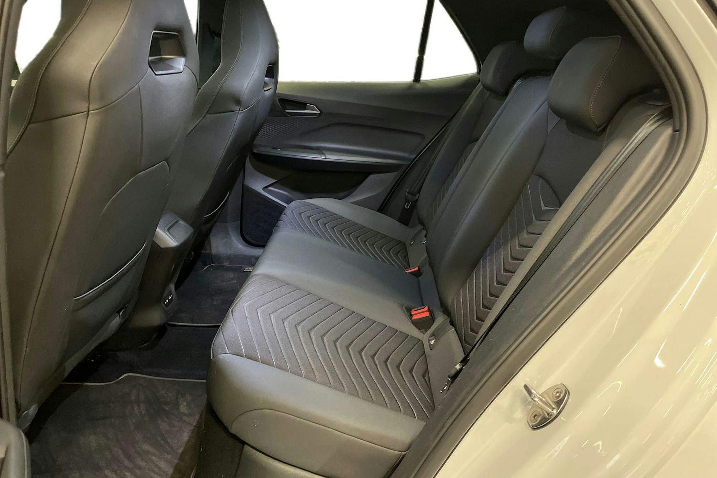 valkoinen CUPRA Born 2022 kuva 10.