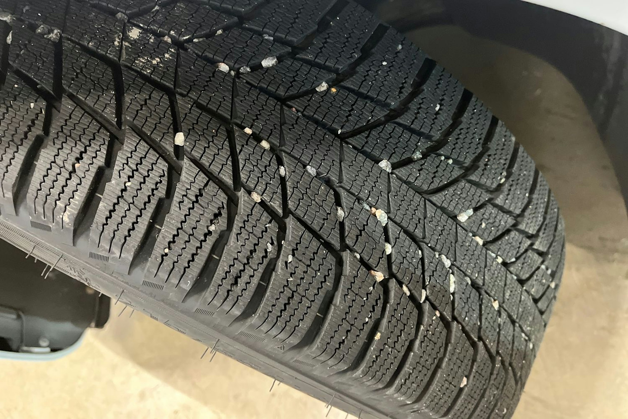 valkoinen CUPRA Born 2022 kuva 13.