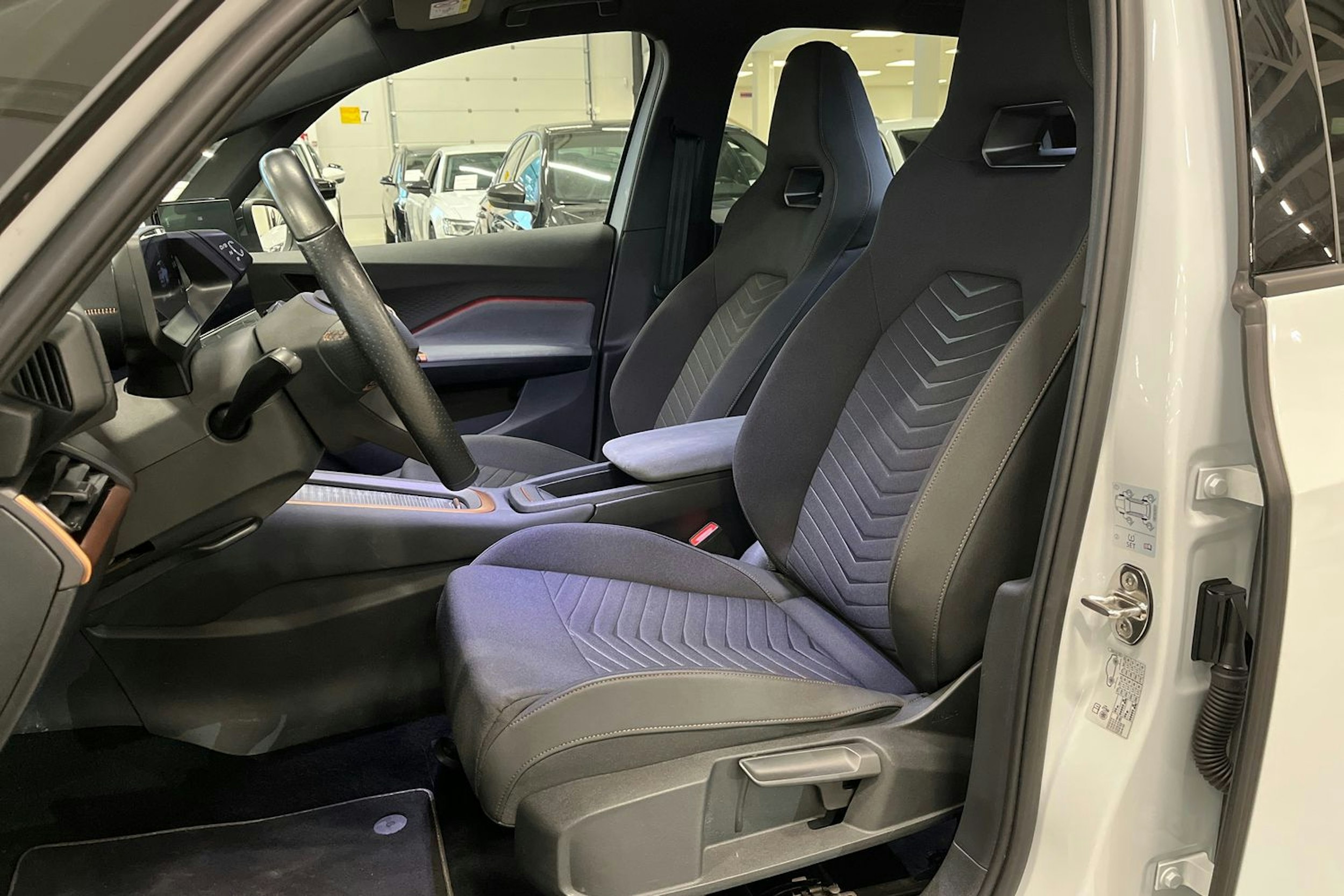 valkoinen CUPRA Born 2022 kuva 14.