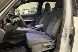 valkoinen CUPRA Born 2022 kuva 14.