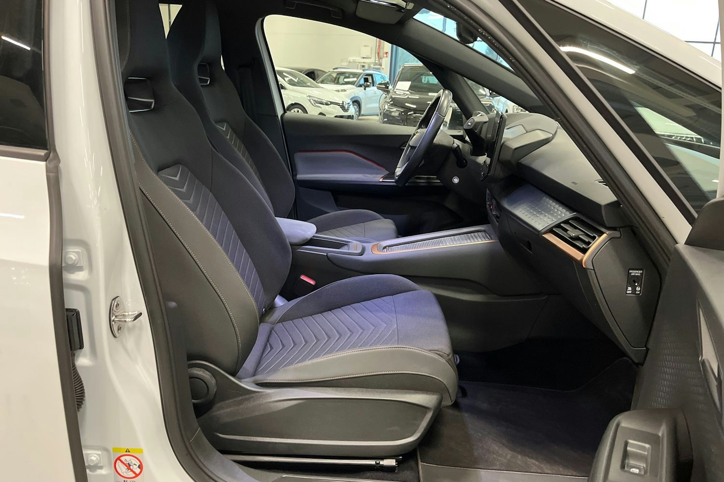 valkoinen CUPRA Born 2022 kuva 15.