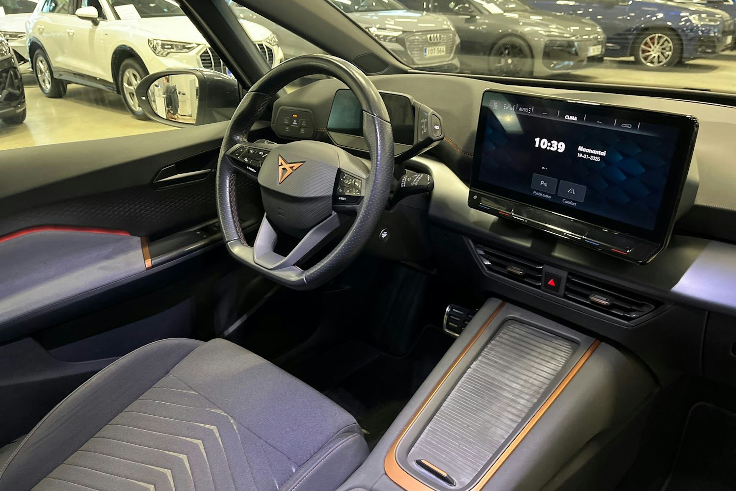 valkoinen CUPRA Born 2022 kuva 16.