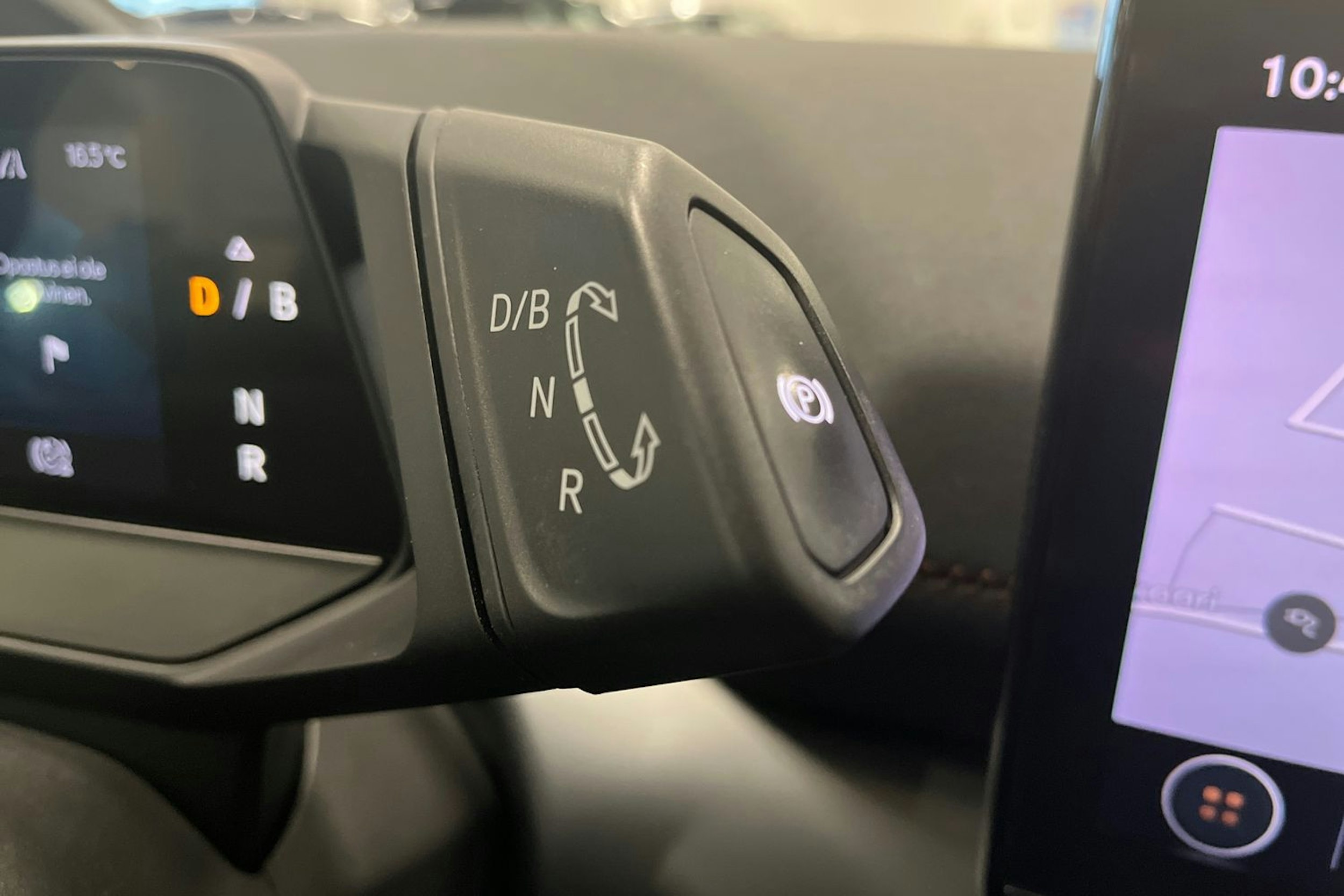 valkoinen CUPRA Born 2022 kuva 19.