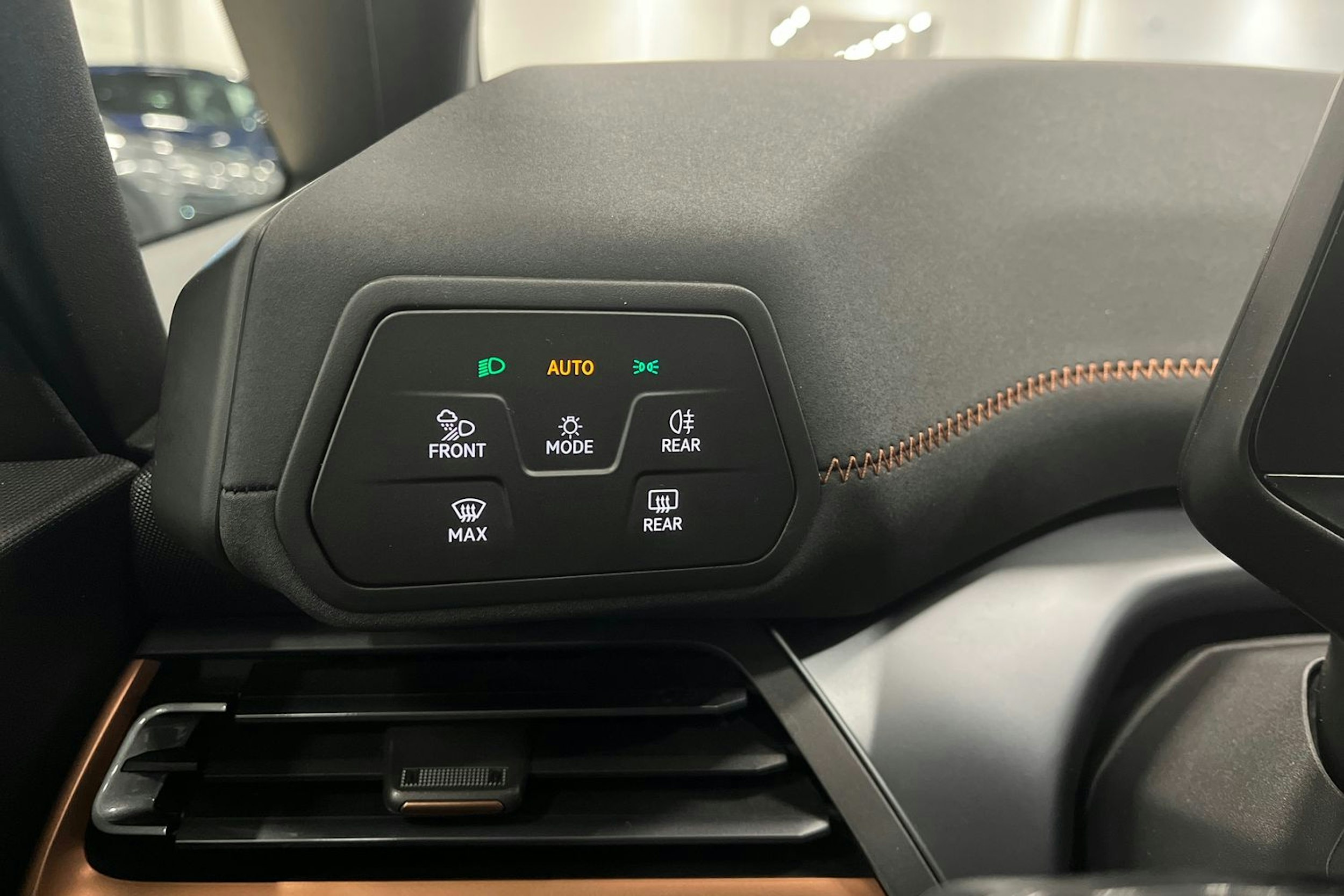 valkoinen CUPRA Born 2022 kuva 22.