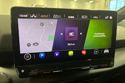 valkoinen CUPRA Born 2022 kuva 24.