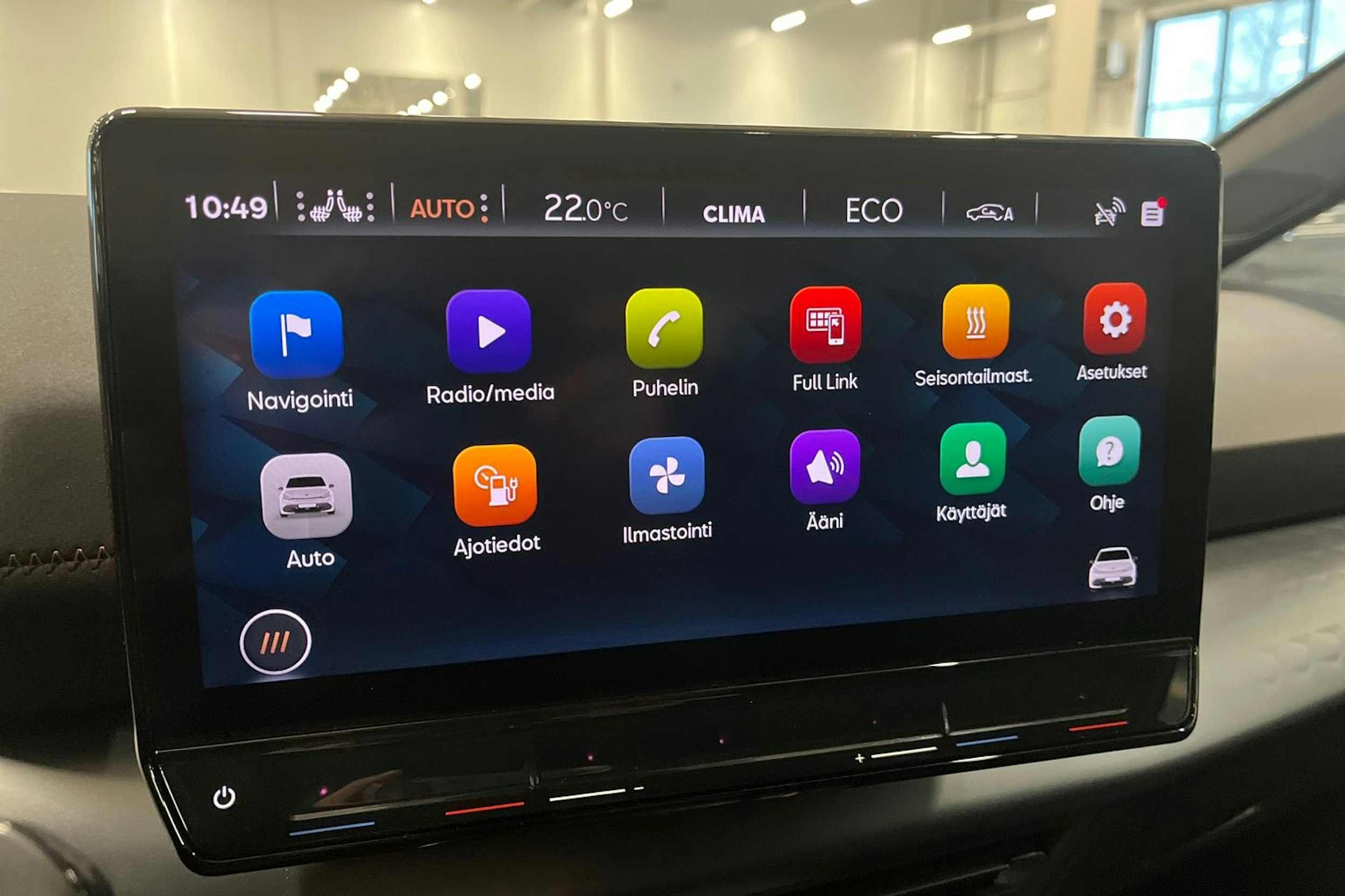 valkoinen CUPRA Born 2022 kuva 25.