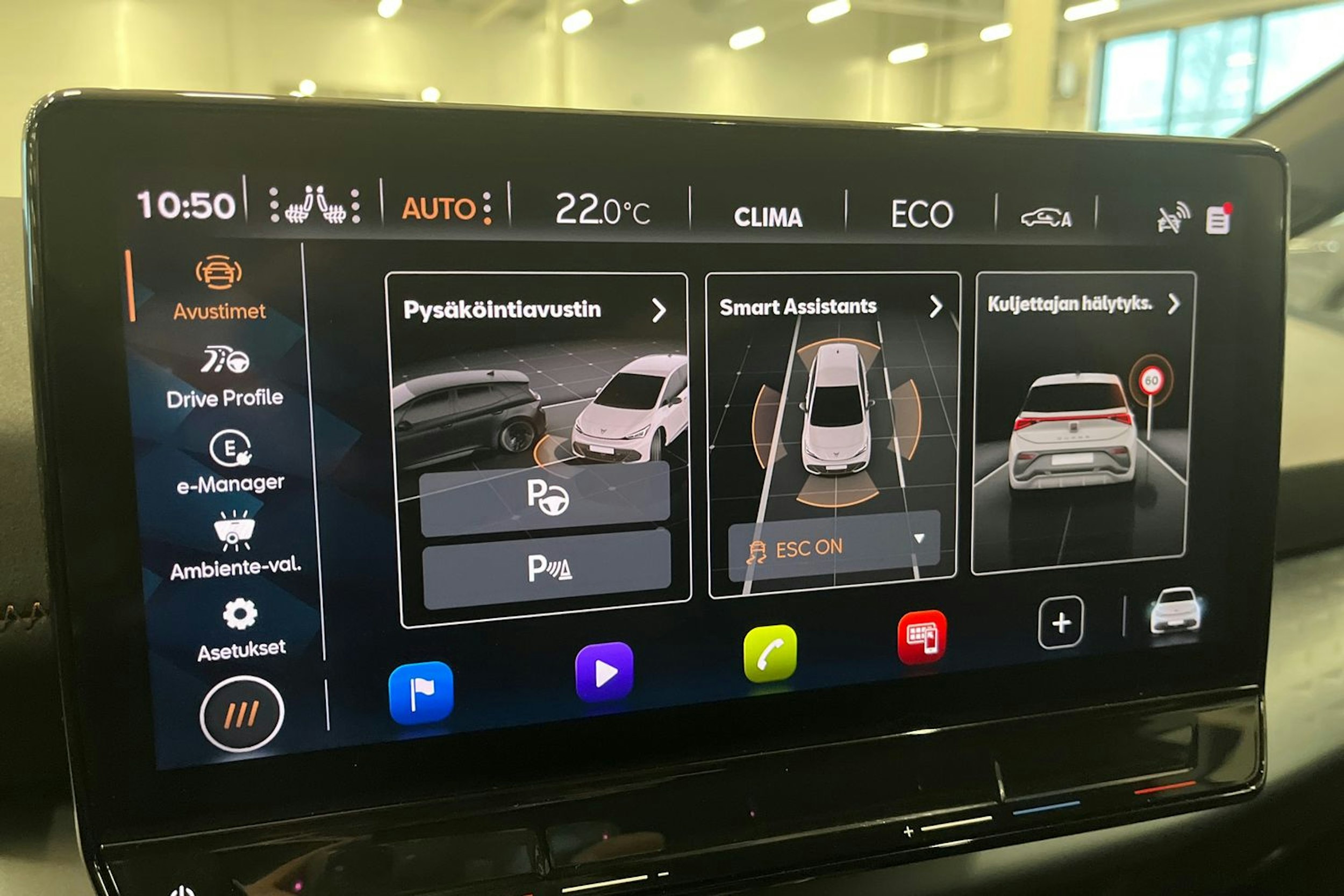 valkoinen CUPRA Born 2022 kuva 29.