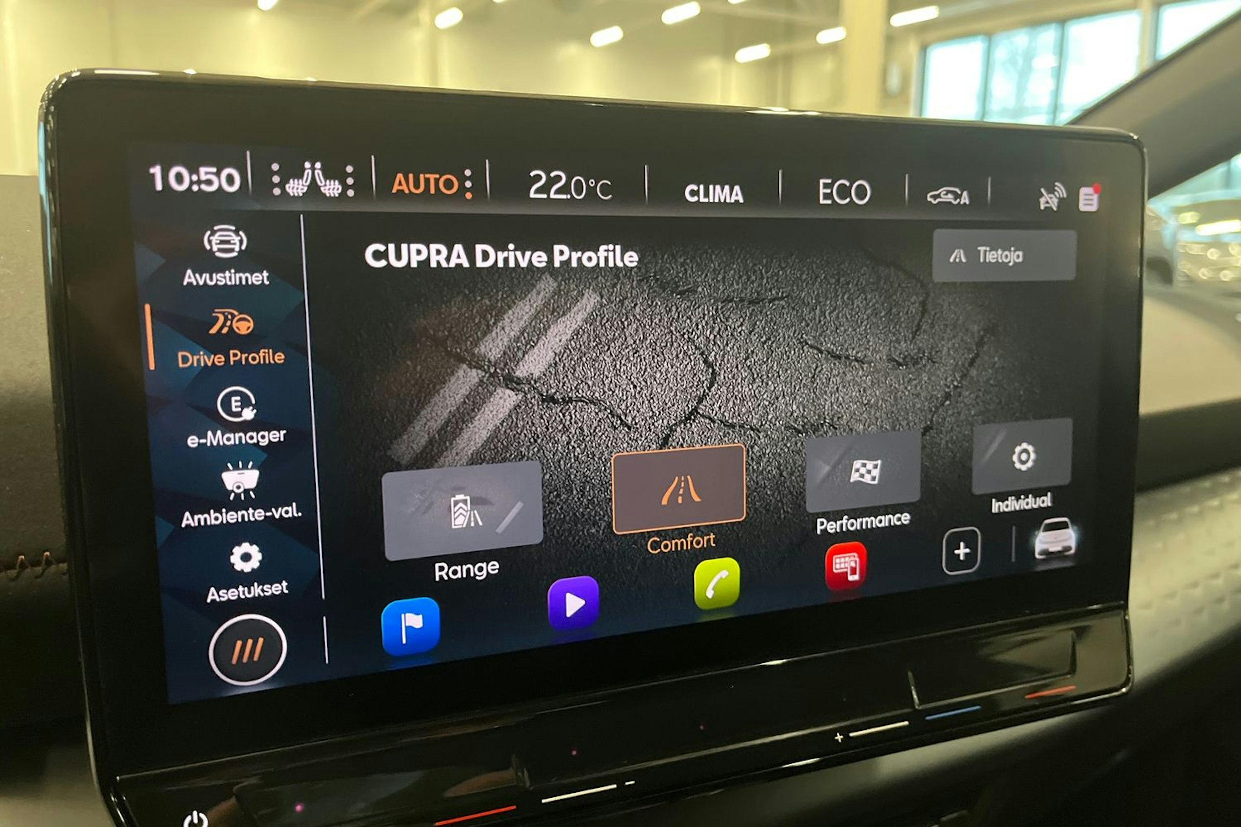 valkoinen CUPRA Born 2022 kuva 30.