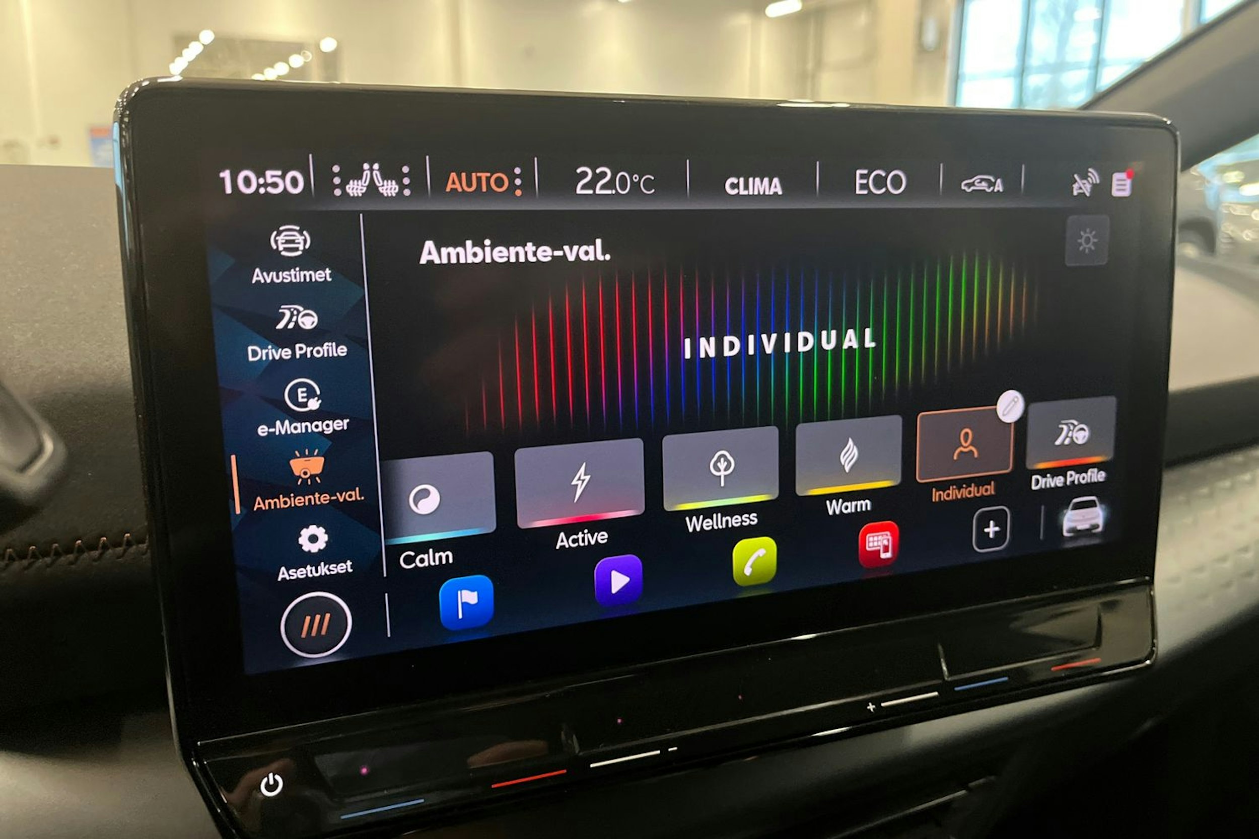 valkoinen CUPRA Born 2022 kuva 31.